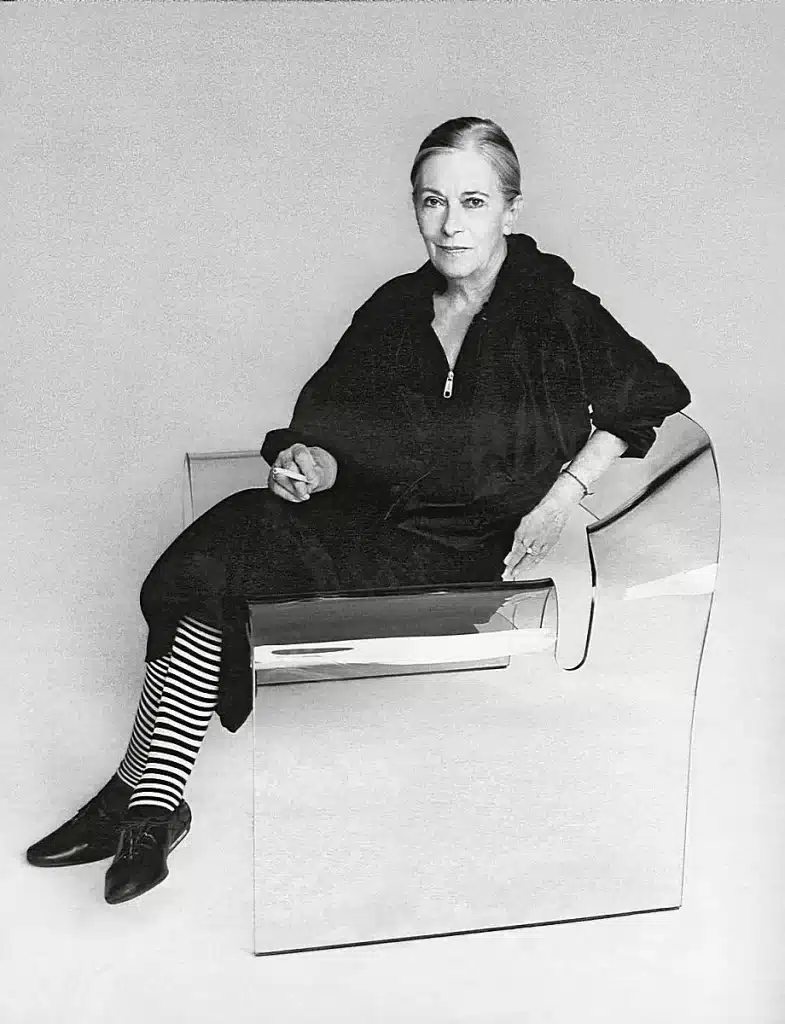 Cini Boeri (1924–2020) était une designer et architecte italienne influente, dont le travail a contribué à définir l'identité mondiale du design italien contemporain. Née à Milan, Boeri a été reconnue internationalement pour son utilisation innovante du verre, ses formes sculpturales et sa capacité à combiner expression artistique et fonctionnalité quotidienne.
