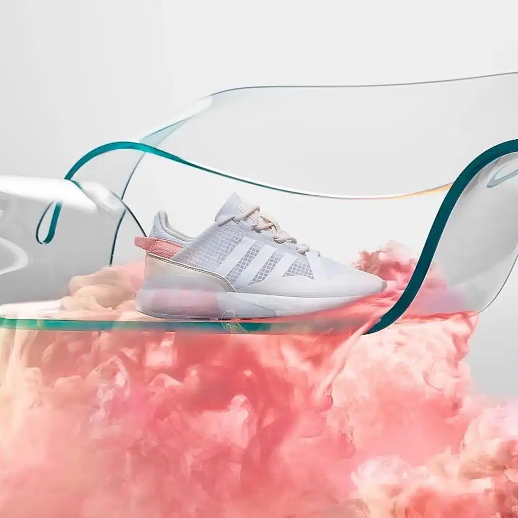 Baskets ADIDAS ZX 2K Boost et fauteuil Ghost par Cini Boeri et Tomu Katayanagi pour Fiam Italia 3