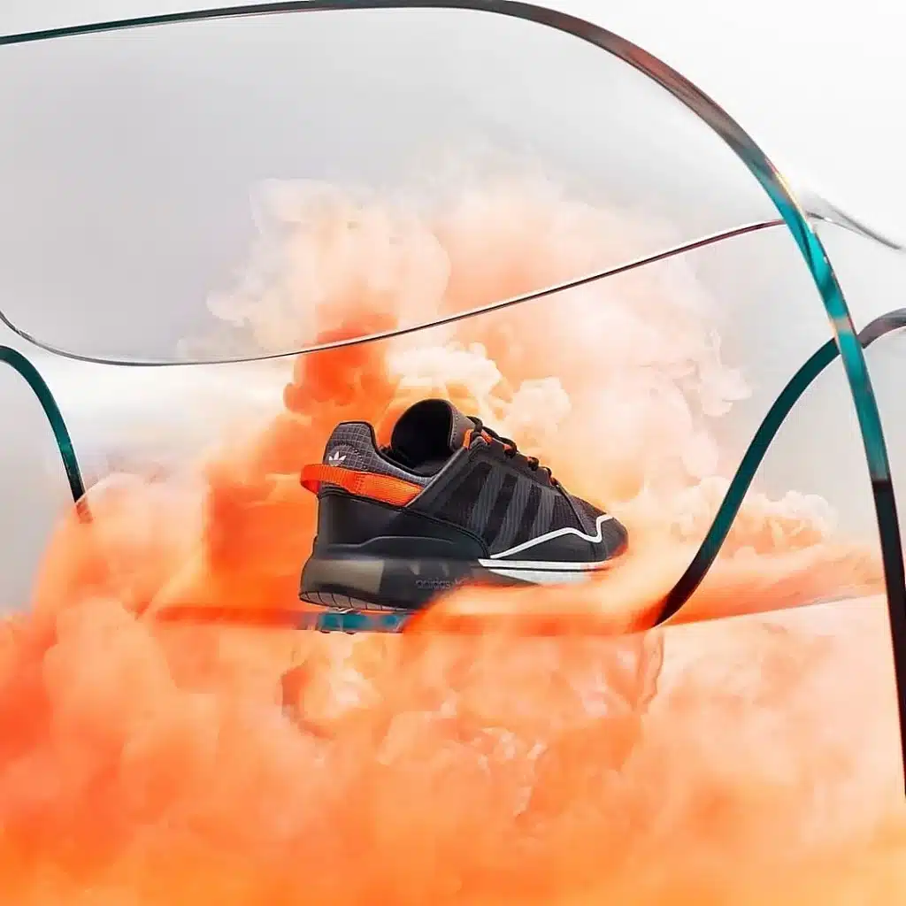 Baskets ADIDAS ZX 2K Boost et fauteuil Ghost par Cini Boeri et Tomu Katayanagi pour Fiam Italia 1