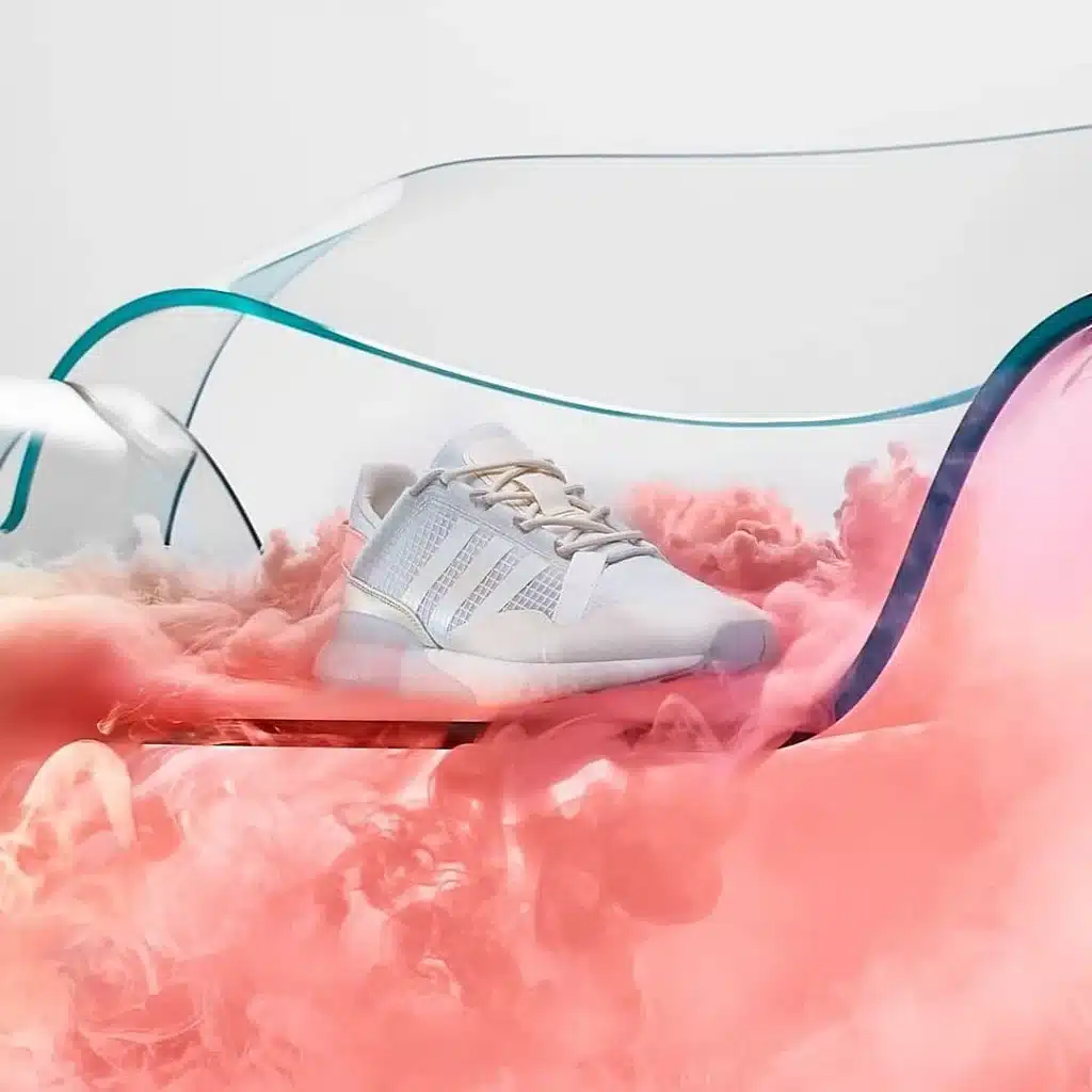 Baskets ADIDAS ZX 2K Boost et fauteuil Ghost par Cini Boeri et Tomu Katayanagi pour Fiam Italia 4
