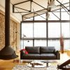 Beaubourg - canapé haut de gamme en cuir noir mis en situation dans un salon avec une cheminée - design et fabrication française par Pascal Daveluy