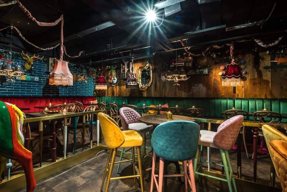 Chaises hautes et tabourets restaurant Baras Stalle à Stockholm