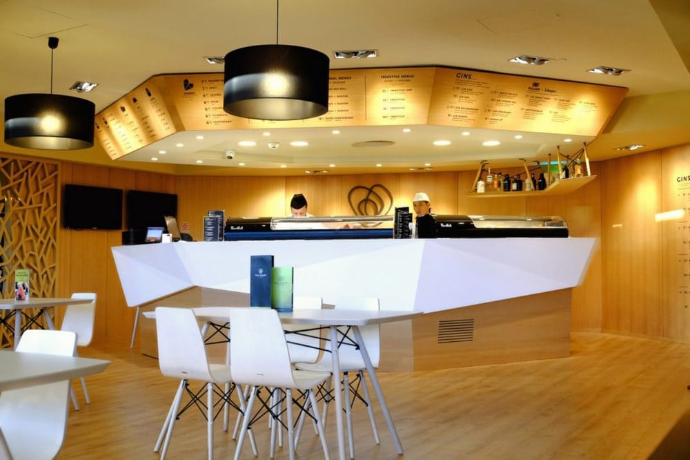 Chaises et mobilier restaurant Sushi Passion à l'aéroport de Porto (Portugal)