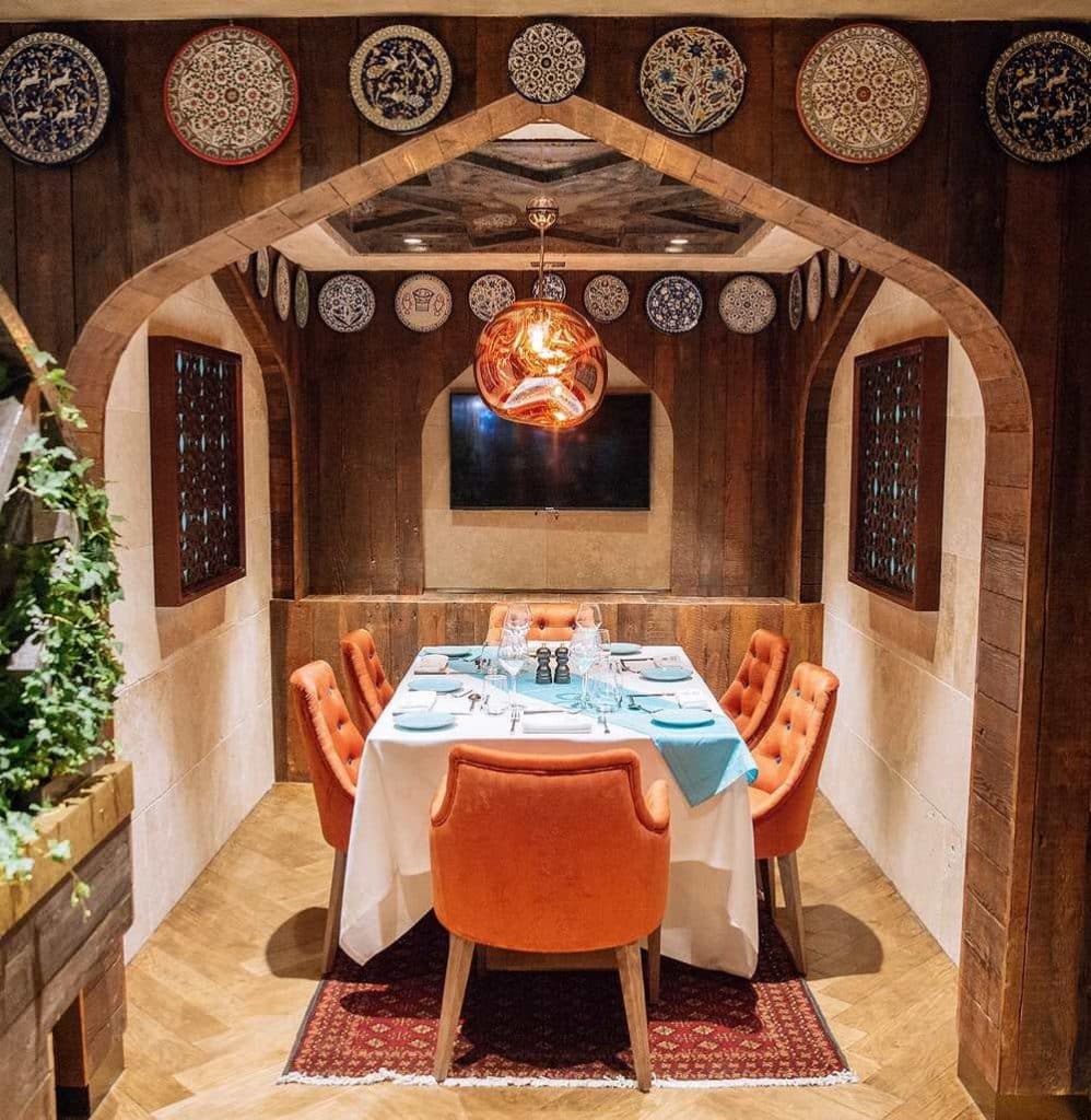 Chaises et décor oriental au restaurant libanais Maison du Mezze à Londres