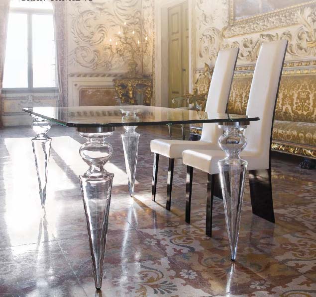 Table réalisée en cristal de Murano près de Venise. Décorez votre demeure avec du mobilier crée dans les règles de l’art les plus strictes de l’ école italienne.