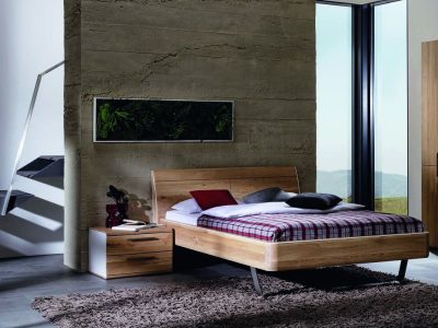 Lit contemporain en noyer massif de Martin Ballendat