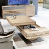 Table de salon amovible avec différents étages ouverte haut de gamme en chêne disposée dans une pièce moderne avec des canapés en textile design allemand