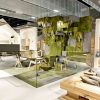 Meubles haut de gamme en chêne - exposition de fauteils et chaises dans un espace végétal - design allemand