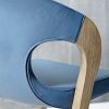 Meuble haut de gamme en chêne - fauteuil bois massif et textile cuir bleu - vue proche pour distinguer les différentes matières - design allemand