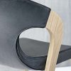 Meuble haut de gamme en chêne - fauteuil bois massif et textile cuir - vue proche pour distinguer les différentes matières - design allemand