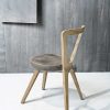 Meuble haut de gamme en chêne - chaise avec piètement en bois massif et assise en textile - vue de trois quarts - design allemand
