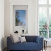 Montaigne canapé en tissus bleu avec deux coussins gris haut de gamme design et fabrication française par Emmanuel Gallina - vue de face et mis en situation