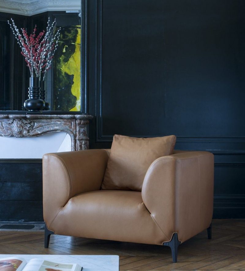 Montaigne fauteuil en cuir marron haut de gamme design et fabrication française par Emmanuel Gallina - vue d'angle et mis en situation