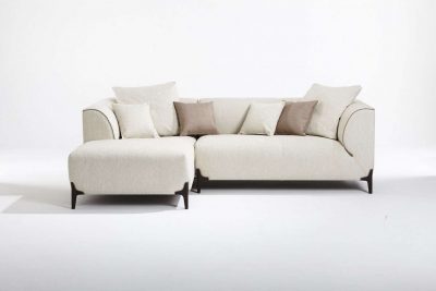Montaigne canapé d'angle en tissus clair avec six coussins de différentes couleurs haut de gamme design et fabrication française par Emmanuel Gallina - vue de face