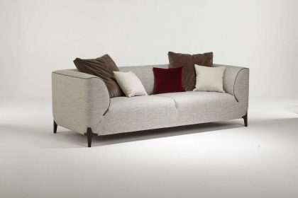 Montaigne canapé en tissus clair avec cinq coussins de différentes couleurs haut de gamme design et fabrication française par Emmanuel Gallina - vue d'angle