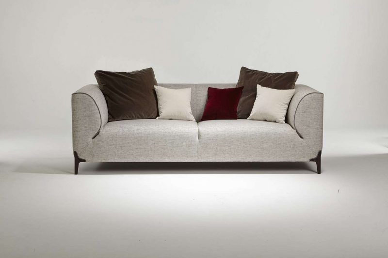 Montaigne canapé en tissus clair avec cinq coussins de différentes couleurs haut de gamme design et fabrication française par Emmanuel Gallina - vue de face