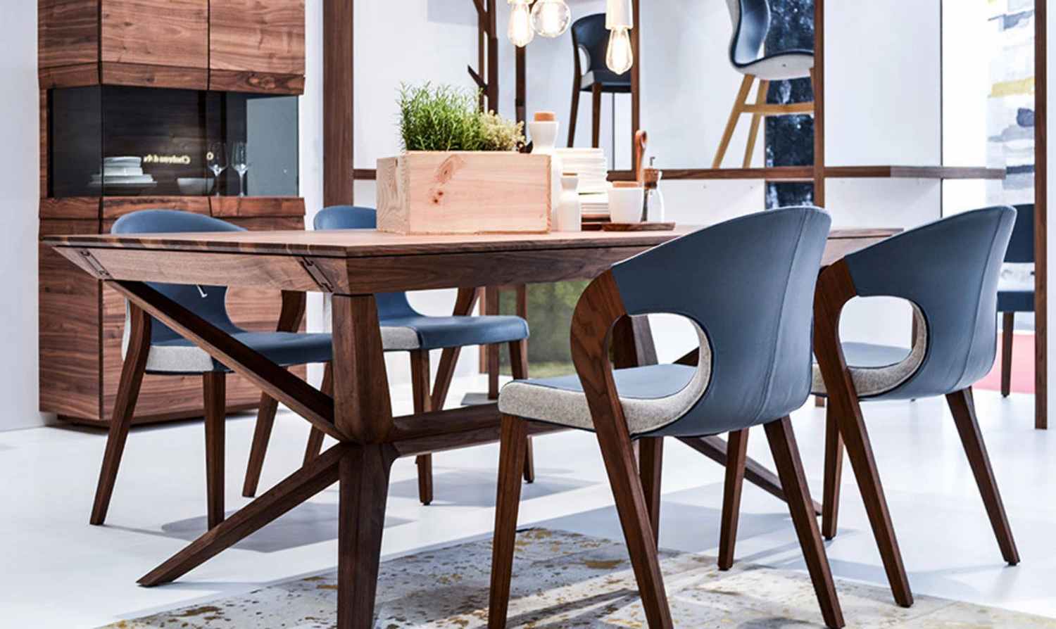 Table et chaises de repas en noyer design allemand contemporain
