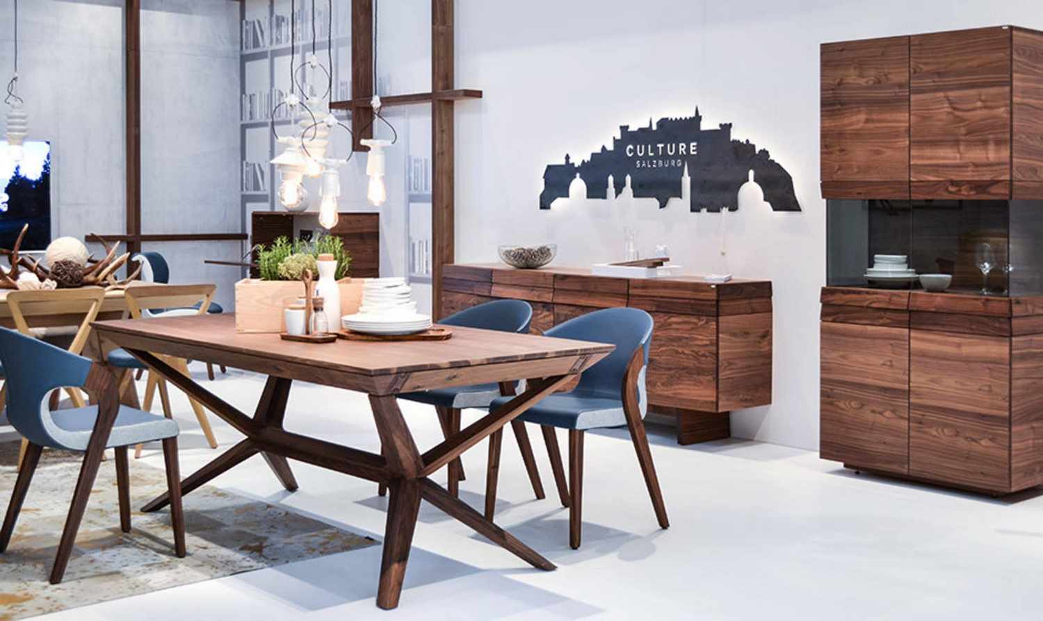 Ensemble salle à manger en noyer design contemporain: table et chaises, buffet et meuble colonne