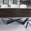 Table moderne en bois massif conçue par Andrea Lucatello
