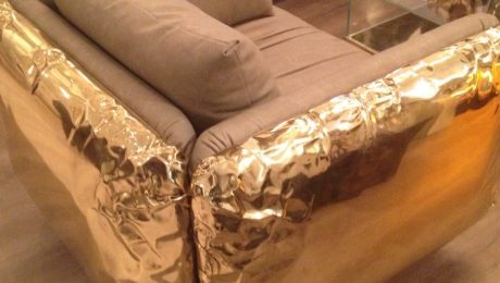 Fauteuil design avec revêtement doré au Salon du meuble design Milan ISALONE MILANO 2017