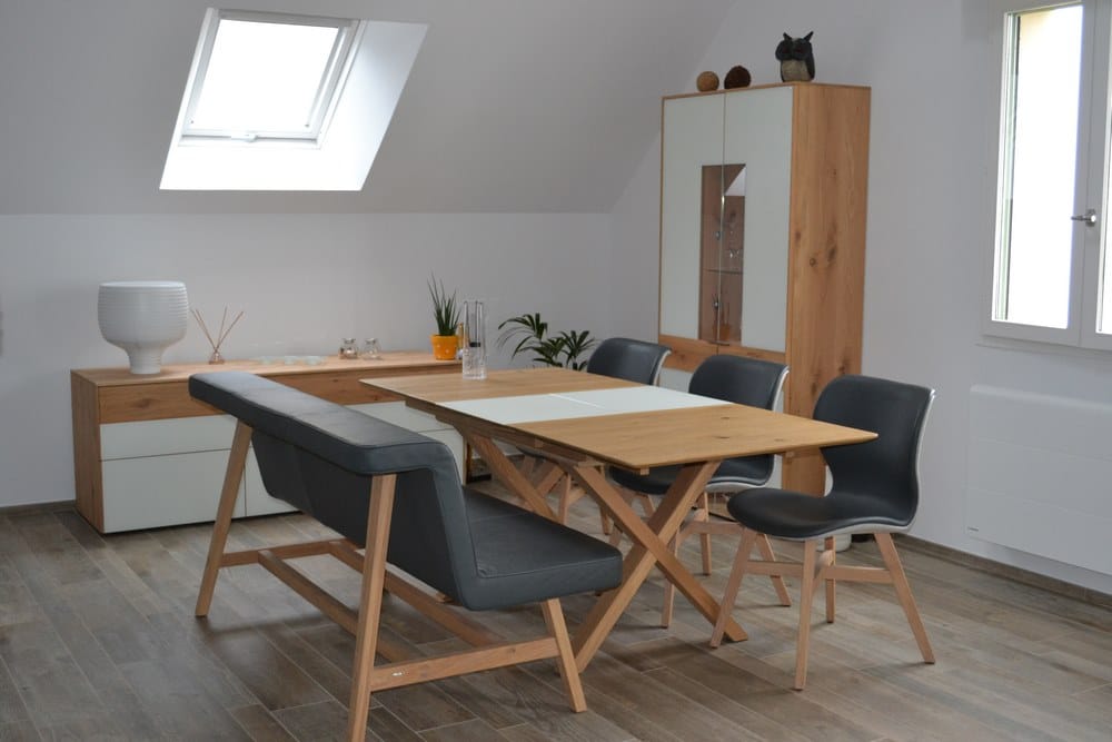 Table de repas, banc et chaises en chêne design moderne